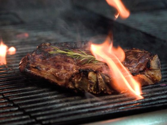 Την Τσικνοπέμπτη που έρχεται, σας περιμένουμε στην αυλή μας για να τιμήσουμε μαζί μία από τις πιο Διονυσιακές και γαστρονομικές γιορτές της ελληνικής παράδοσης!