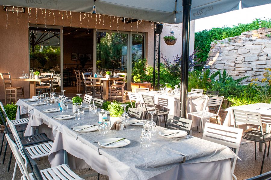 Ζήστε την εμπειρία της Λαμπρής στης Έλλης με παραδοσιακά εδέσματα, ατμόσφαιρα γιορτής και γεύσεις που ξυπνούν αισθήσεις και αναμνήσεις.