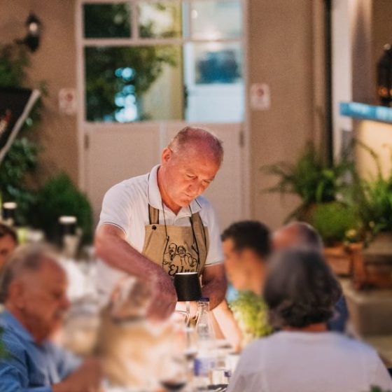 Ζήσε ξανά τη μαγεία της καθημερινής εξόδου με σπιτικό φαγητό «Στης Έλλης». Μεσημέρι ή βράδυ, σε περιμένει τραπέζι γεμάτο φροντίδα & γεύση.