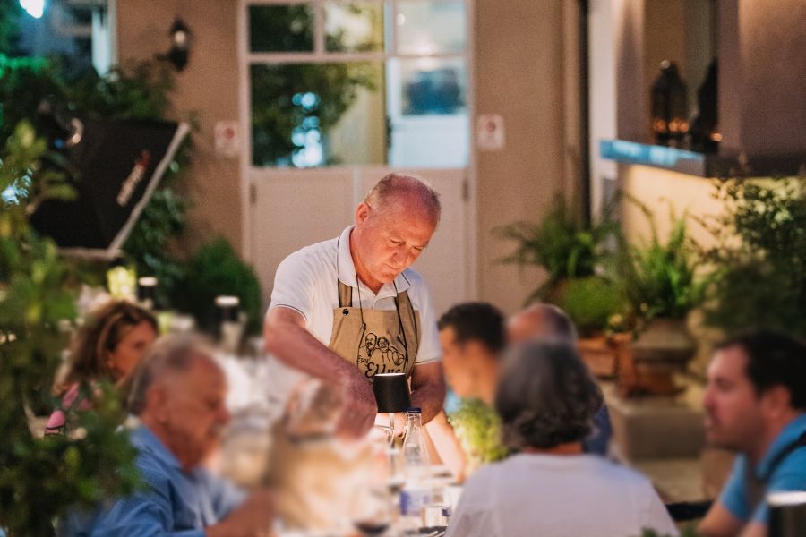 Ζήσε ξανά τη μαγεία της καθημερινής εξόδου με σπιτικό φαγητό «Στης Έλλης». Μεσημέρι ή βράδυ, σε περιμένει τραπέζι γεμάτο φροντίδα & γεύση.